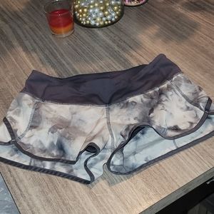 Lululemon shorts. Gray size 4. Like new. No piling.